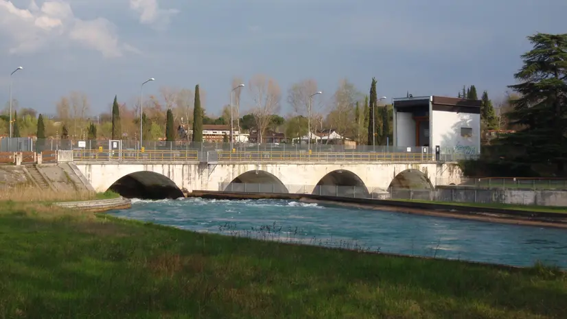 Uno degli edifici che regola la portata del lago