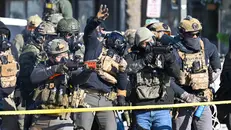 Agenti dell'Ice sparano lacrimogeni alla folla - Foto Ansa © www.giornaledibrescia.it