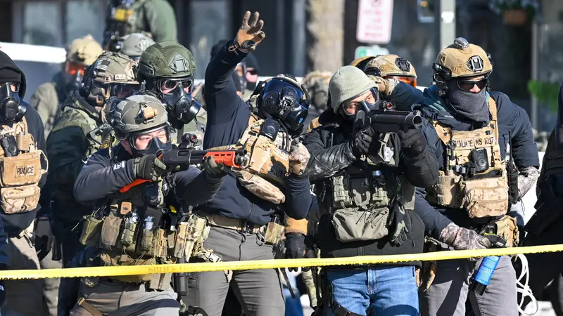 Agenti dell'Ice sparano lacrimogeni alla folla - Foto Ansa © www.giornaledibrescia.it