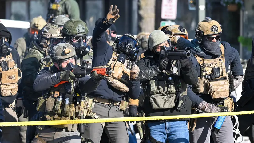 Agenti dell'Ice sparano lacrimogeni alla folla - Foto Ansa © www.giornaledibrescia.it