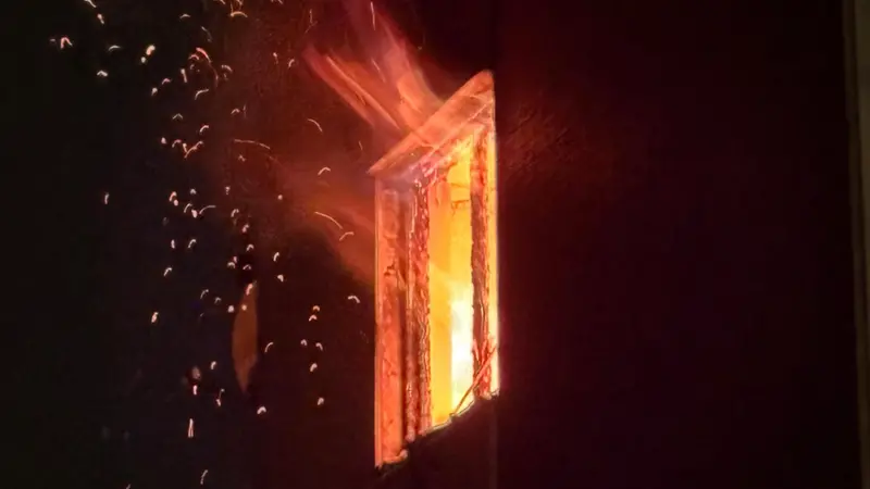 Le fiamme nell'appartamento di via Schivardi a Brescia - © www.giornaledibrescia.it