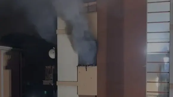 Il fumo esce dall'appartamento andato a fuoco - © www.giornaledibrescia.it