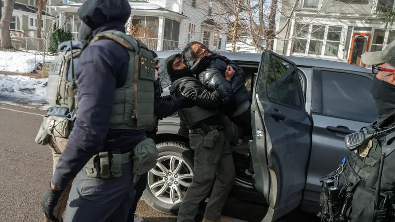 L'Ice arresta una donna a Minneapolis - Foto Ansa © www.giornaledibrescia.it