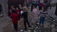 Bambini tra le macerie nella Striscia - Foto Epa/Haitham Imad © www.giornaledibrescia.it