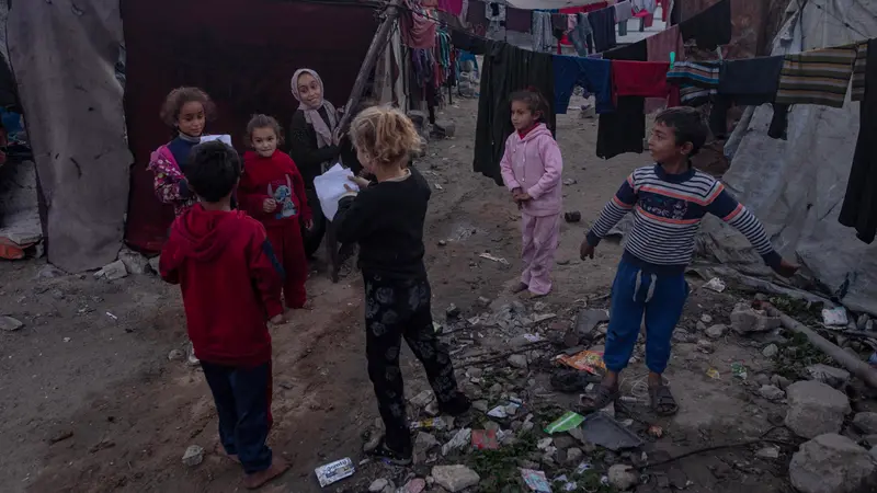 Bambini tra le macerie nella Striscia - Foto Epa/Haitham Imad © www.giornaledibrescia.it