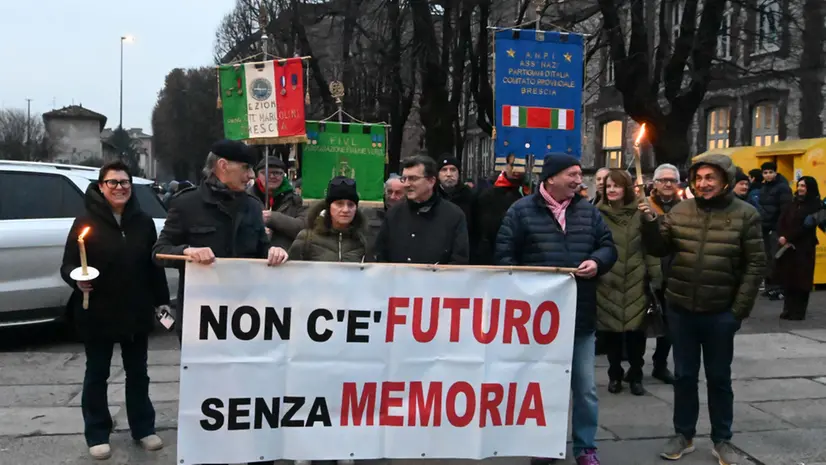 La fiaccolata della memoria a Brescia - Foto Gabriele Strada/Neg © www.giornaledibrescia.it