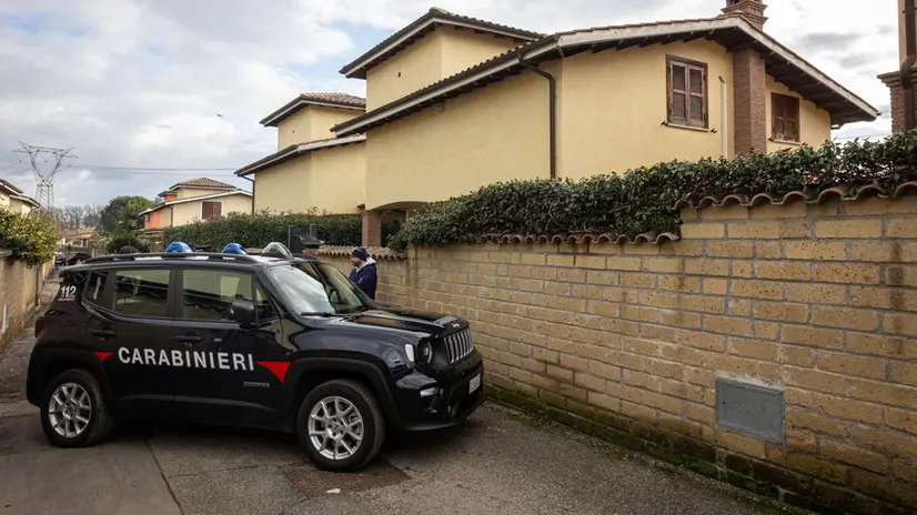 I carabinieri fuori dall'abitazione di Federica Torzullo ad Anguillara - Foto Ansa © www.giornaledibrescia.it