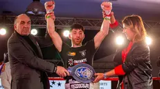 Loreni premia il pugile De Rosa - © www.giornaledibrescia.it