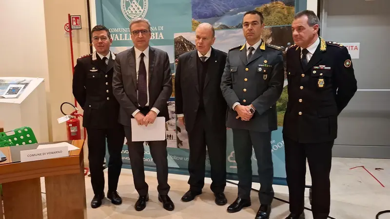 Le autorità presenti al Comitato a Vestone - © www.giornaledibrescia.it