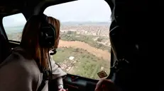 La premier Meloni in elicottero sopra Niscemi - Foto Ansa © www.giornaledibrescia.it