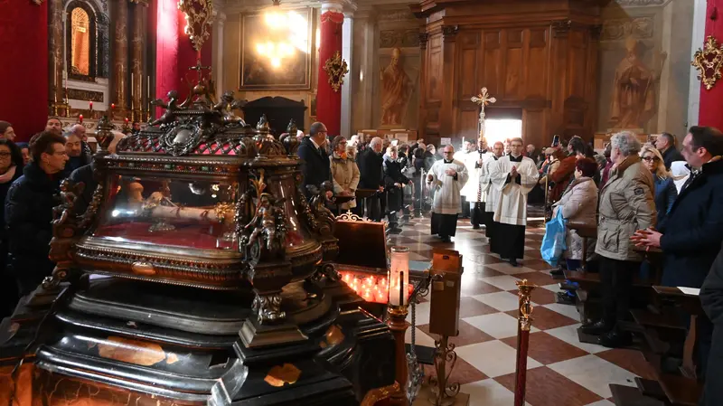 La teca con le reliquie dei santi - © www.giornaledibrescia.it