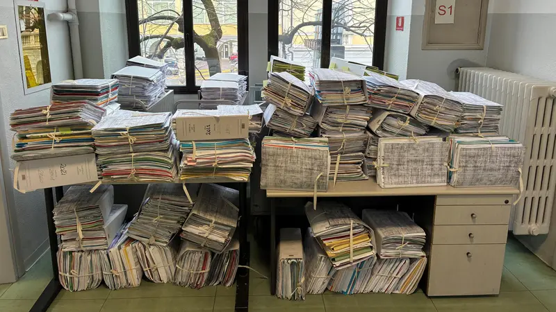 Faldoni di documenti negli uffici del Giudice di pace - © www.giornaledibrescia.it
