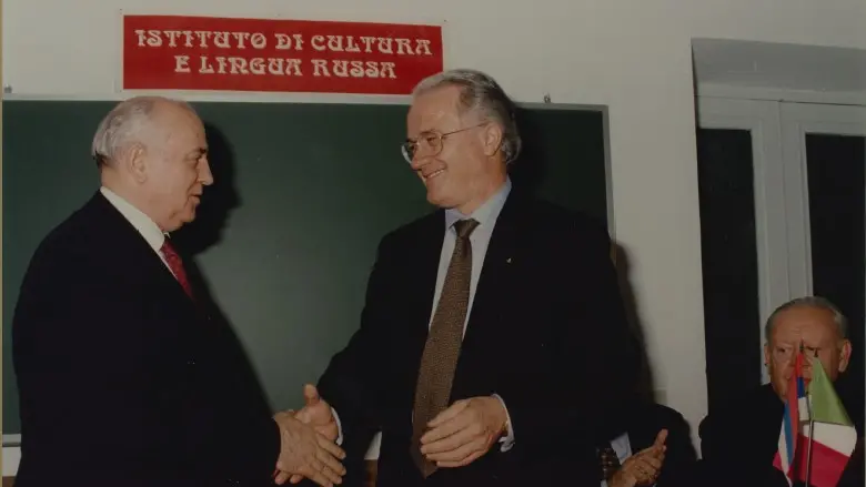 Giacomo Rosini, a destra, con il leader sovietico Gorbačëv - © www.giornaledibrescia.it