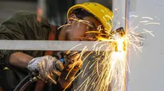 Un lavoratore in un'azienda metalmeccanica