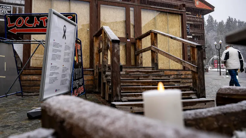 L'ingresso del bar del Constellation - Foto Epa/Jean-Cristophe Bott © www.giornaledibrescia.it