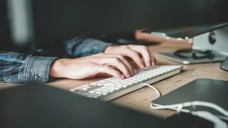 Una persona che lavora al pc