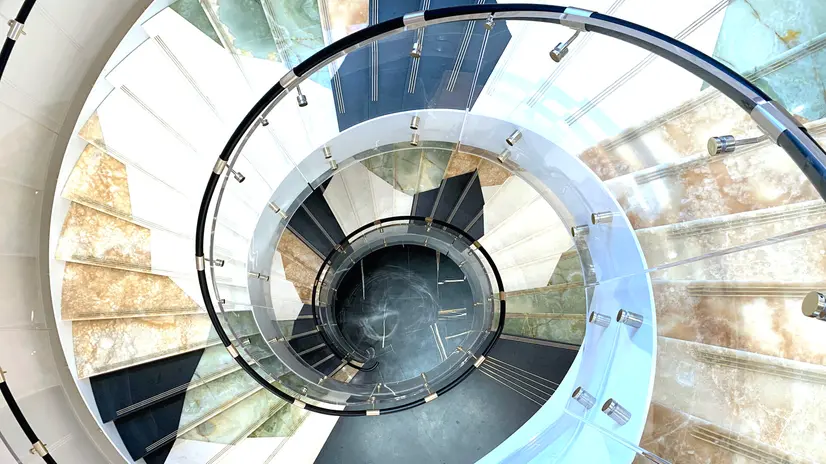 La scala ellissoidale realizzata a Parigi da Officine Sandrini