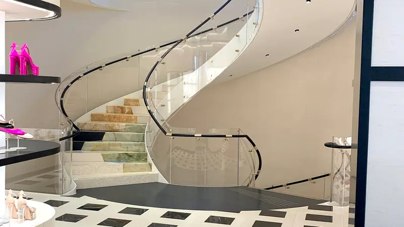 La scala si integra alla perfezione nella boutique
