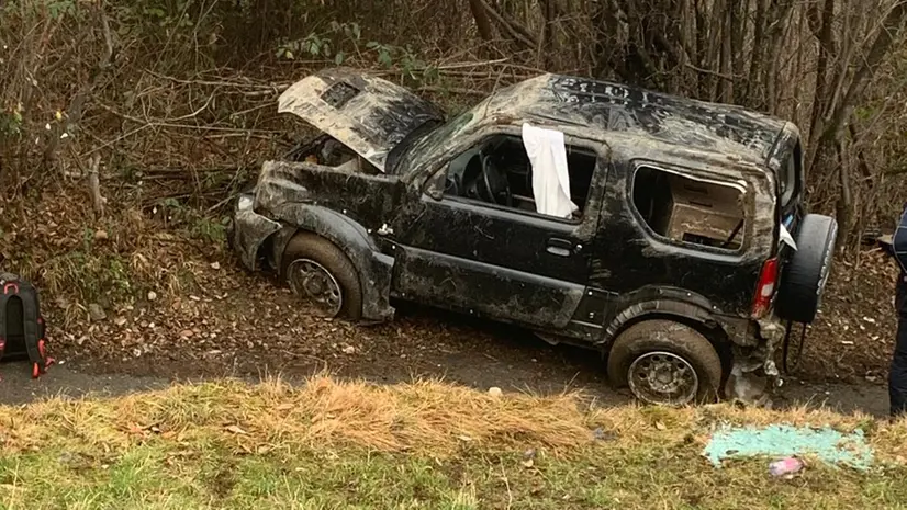 L'auto si è ribaltata dopo essere uscita di strada