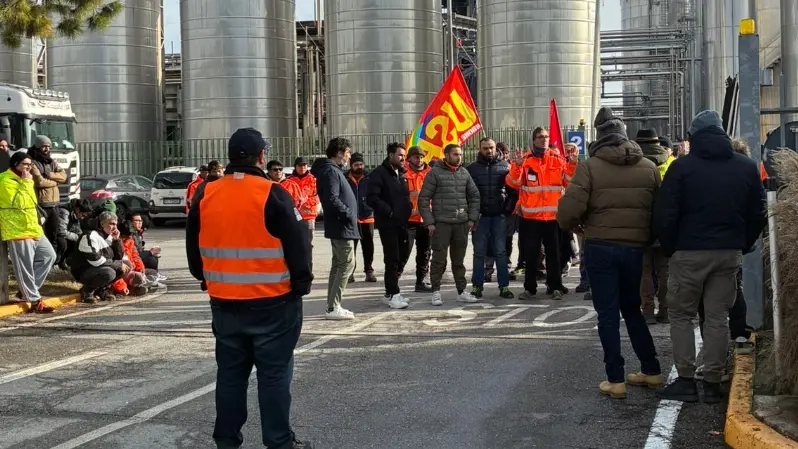 Lavoratori fuori dalla Italbrix a Castenedolo - © www.giornaledibrescia.it