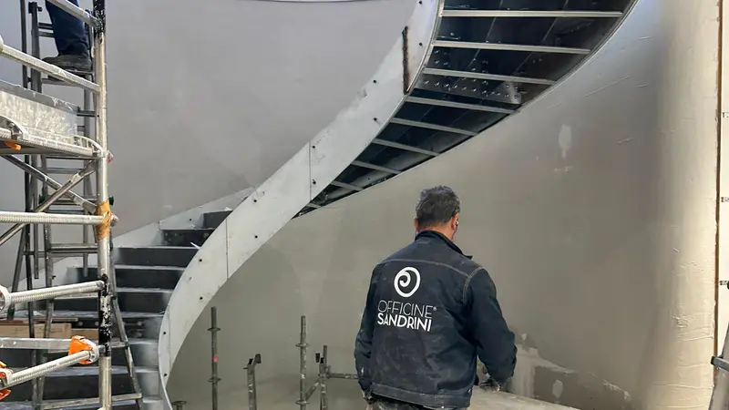 I lavori di realizzazione della scala - © www.giornaledibrescia.it