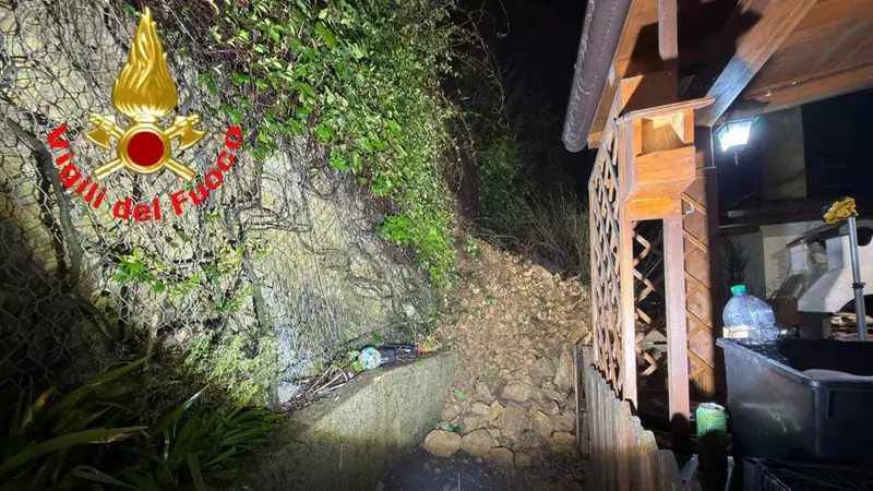 La frana si è verificata vicino alle abitazioni - © www.giornaledibrescia.it