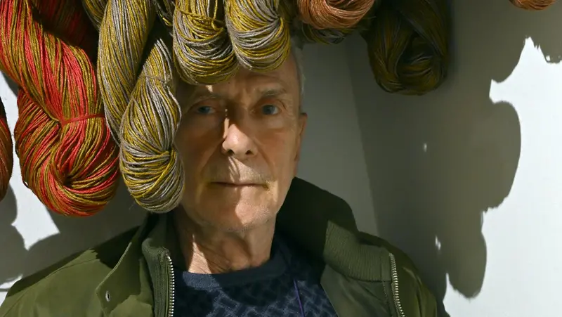 Il gallerista Massimo Minini sotto un'opera di Sheila Hicks - Foto New Reporter Favretto © www.giornaledibrescia.it