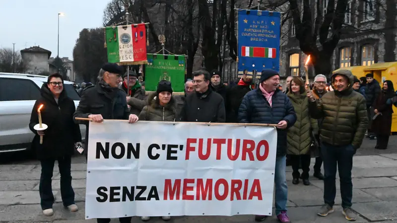 La fiaccolata della memoria a Brescia - Foto Gabriele Strada/Neg © www.giornaledibrescia.it