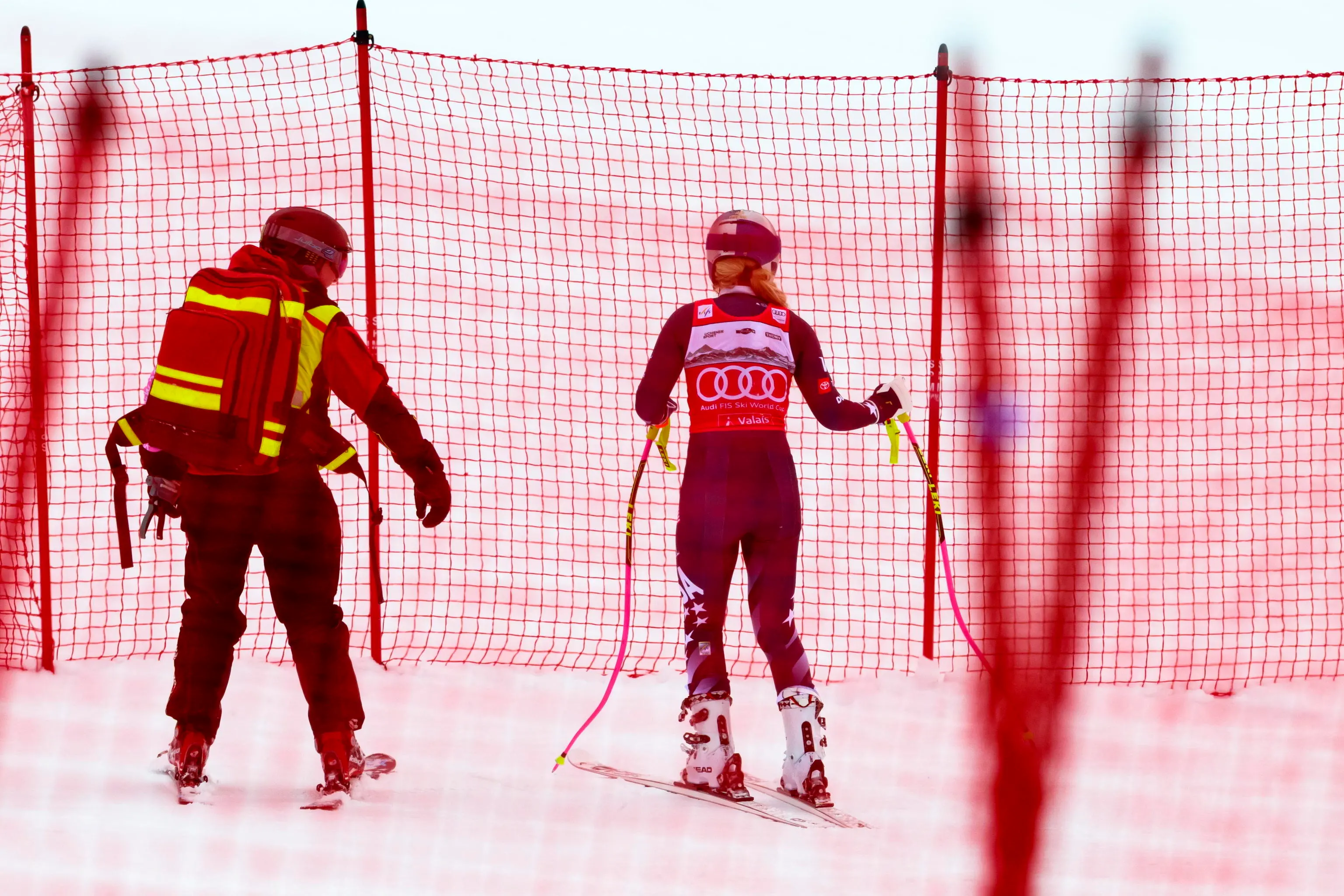 Le cadute delle atlete durante la discesa di Crans Montana