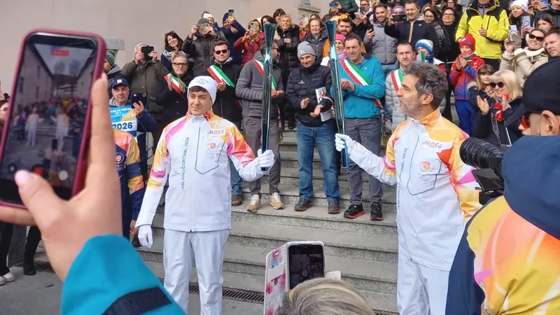 Lo scambio a Ponte di Legno (a destra Max Temporelli) © www.giornaledibrescia.it