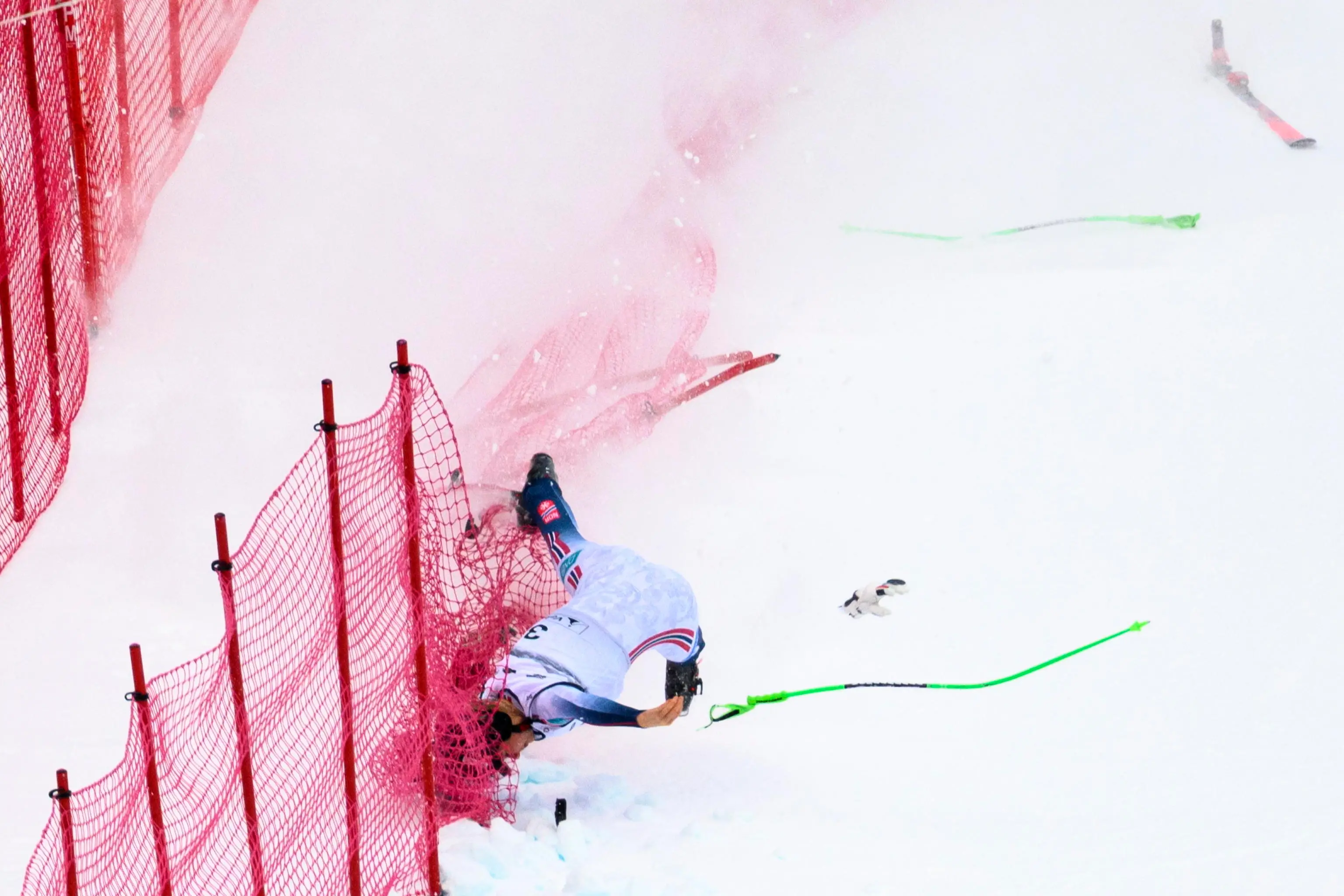 Le cadute delle atlete durante la discesa di Crans Montana