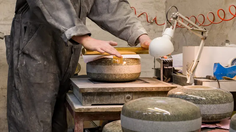 La lavorazione di una stone alla Kays Scotland - Foto da Instragram