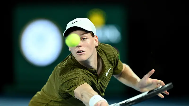 epa12692457 Jannik Sinner of Italy in action during the men�s semifinal against Novak Djokovic of Serbia on day 13 of the 2026 Australian Open tennis tournament at Melbourne Park in Melbourne, Australia, 30 January 2026. EPA/JAMES ROSS AUSTRALIA AND NEW ZEALAND OUT