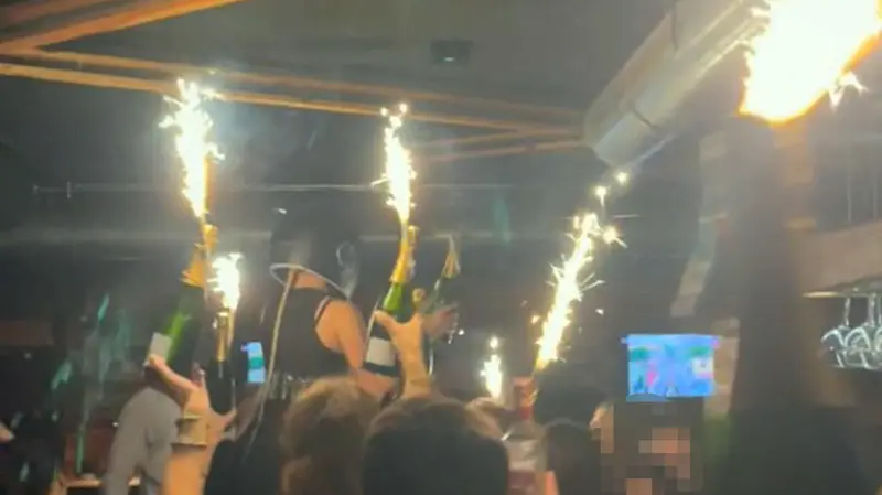 Le bottiglie con i fuochi d'artificio - Ansa © www.giornaledibrescia.it