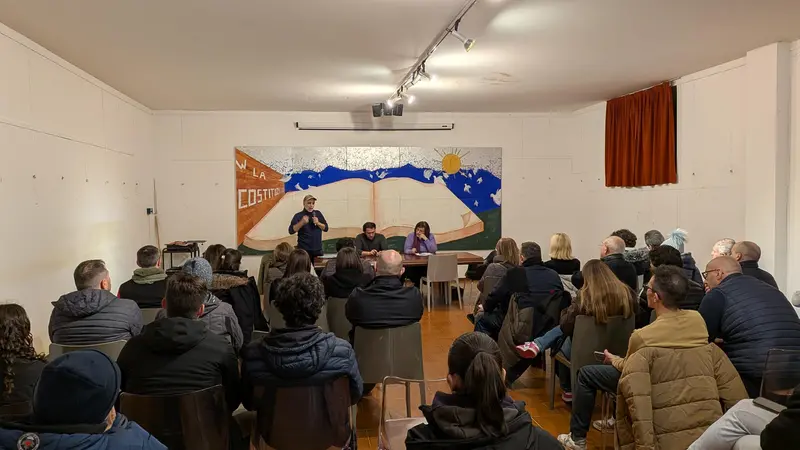 Un momento dell'assemblea pubblica alla Cicogna Rampana © www.giornaledibrescia.it