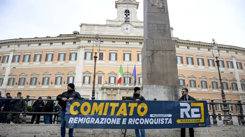 Il Comitato Remigrazione e Riconquista fuori dalla Camera - Foto Ansa © www.giornaledibrescia.it