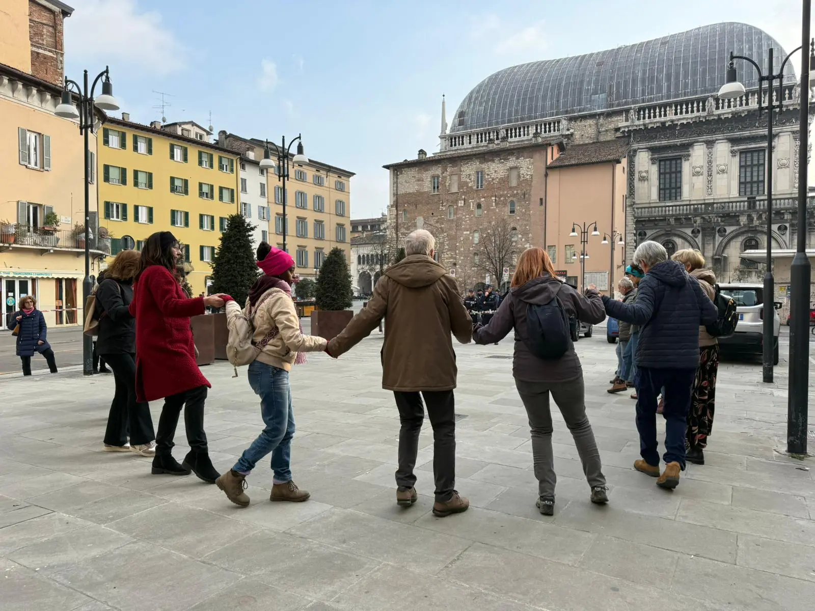 In centro il flash mob «Inciampa, ricorda, danza»