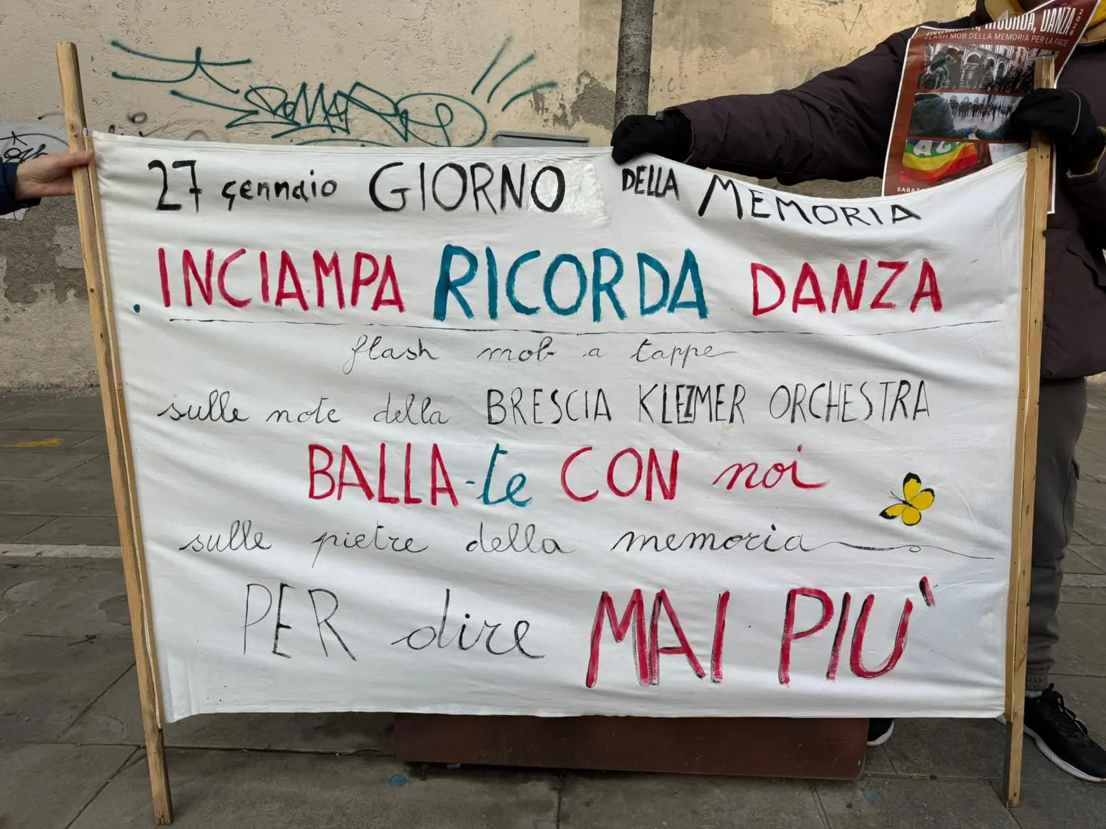 In centro il flash mob «Inciampa, ricorda, danza»