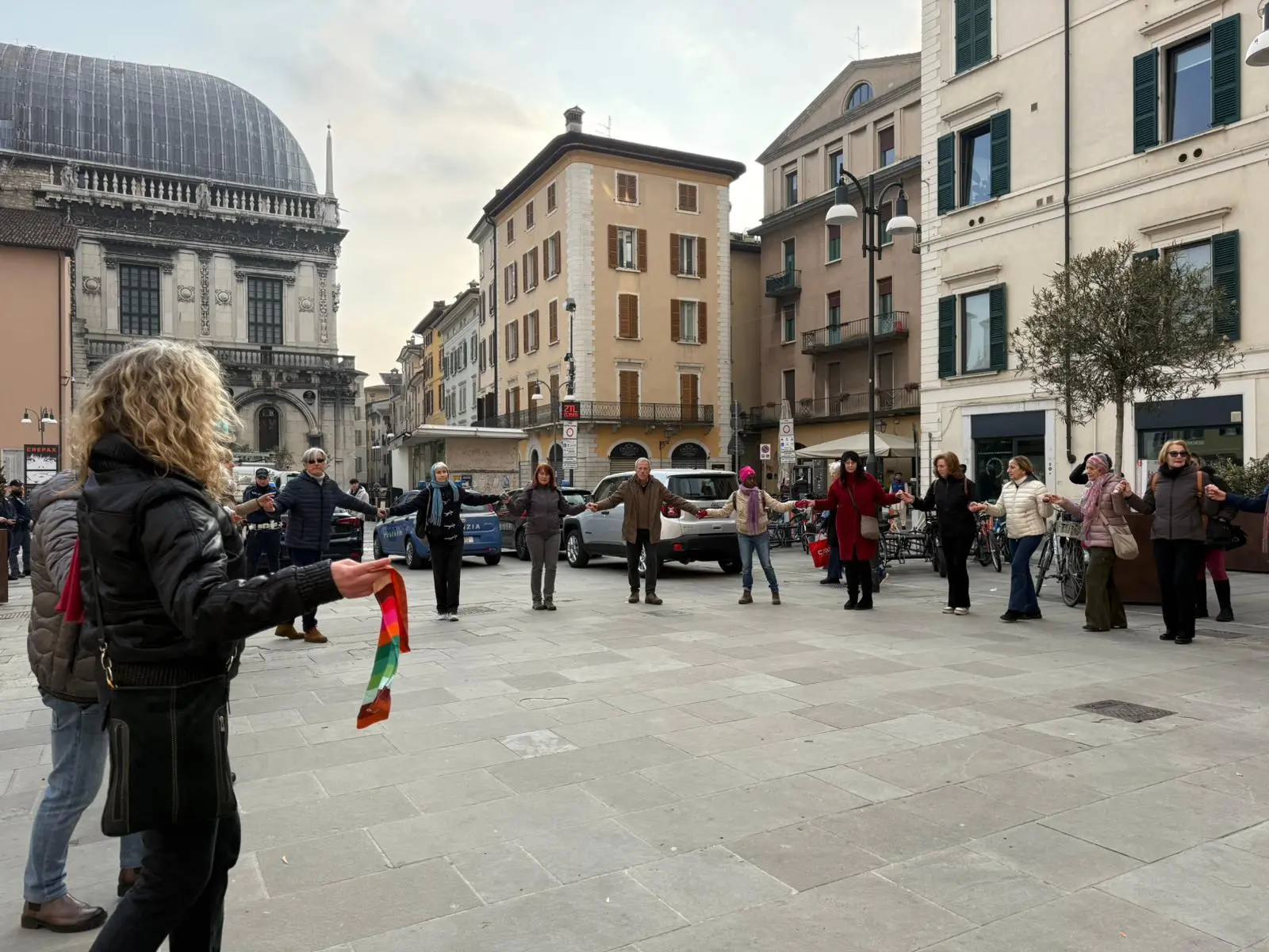 In centro il flash mob «Inciampa, ricorda, danza»