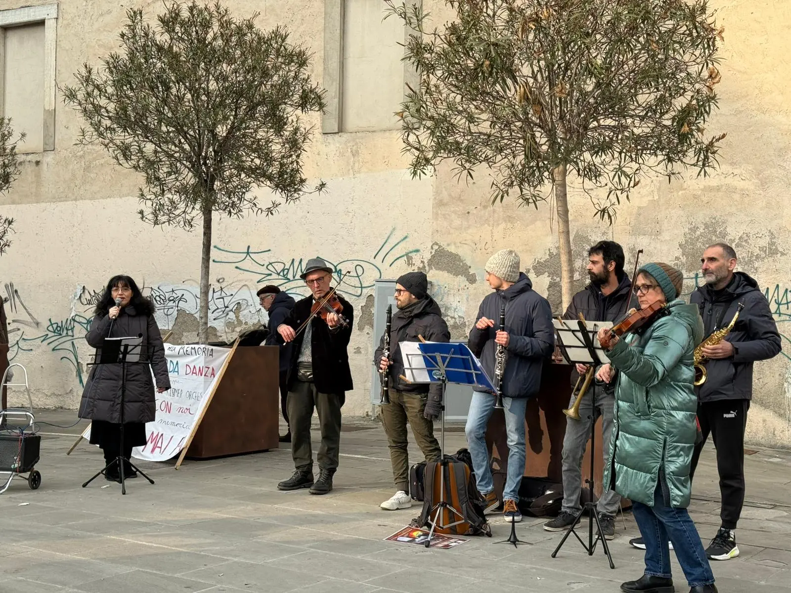 In centro il flash mob «Inciampa, ricorda, danza»