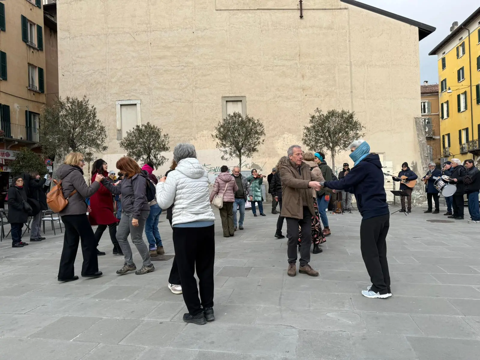 In centro il flash mob «Inciampa, ricorda, danza»