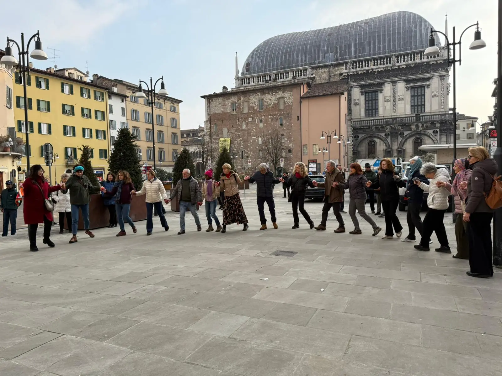 In centro il flash mob «Inciampa, ricorda, danza»