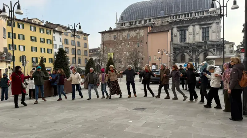 In centro il flash mob «Inciampa, ricorda, danza»