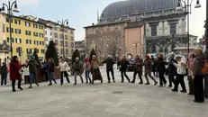 In centro il flash mob «Inciampa, ricorda, danza»