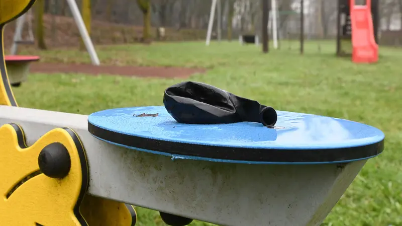 Palloncini per l'inalazione di N20 ritrovati a Poncarale - Foto Gabriele Strada/Neg © www.giornaledibrescia.it