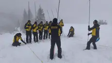 Soccorritori al lavoro nella zona in cui è scesa una valanga © www.giornaledibrescia.it
