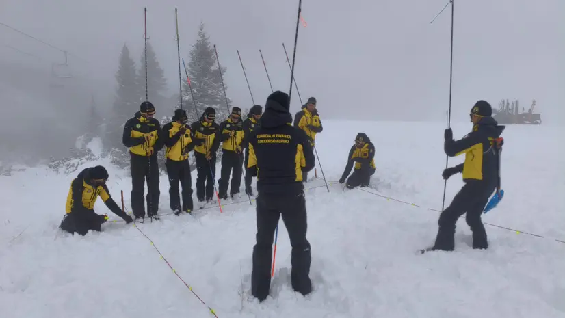 Soccorritori al lavoro nella zona in cui è scesa una valanga © www.giornaledibrescia.it