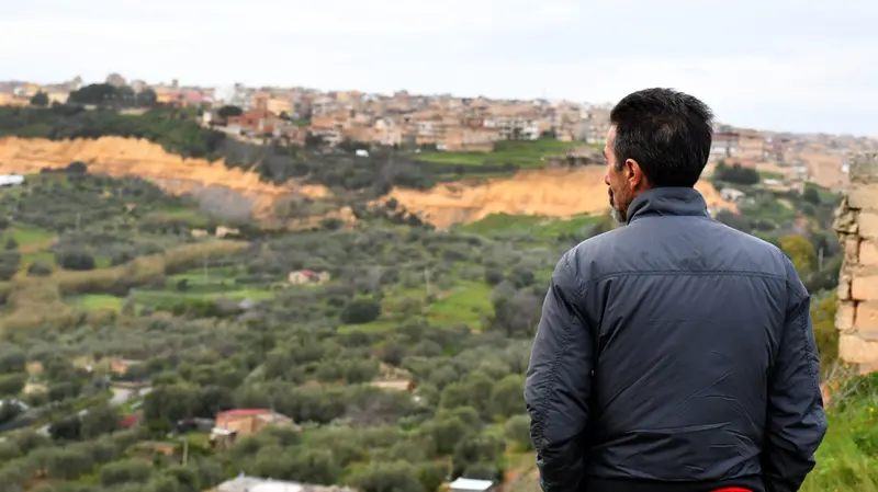 Un residente osserva Niscemi da lontano - Foto Ansa © www.giornaledibrescia.it