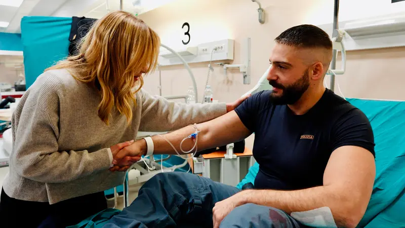 La premier Giorgia Meloni con uno dei poliziotti feriti a Torino - Foto Facebook