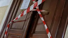 Fiori alla porta della casa in cui viveva l'anziana deceduta - © www.giornaledibrescia.it